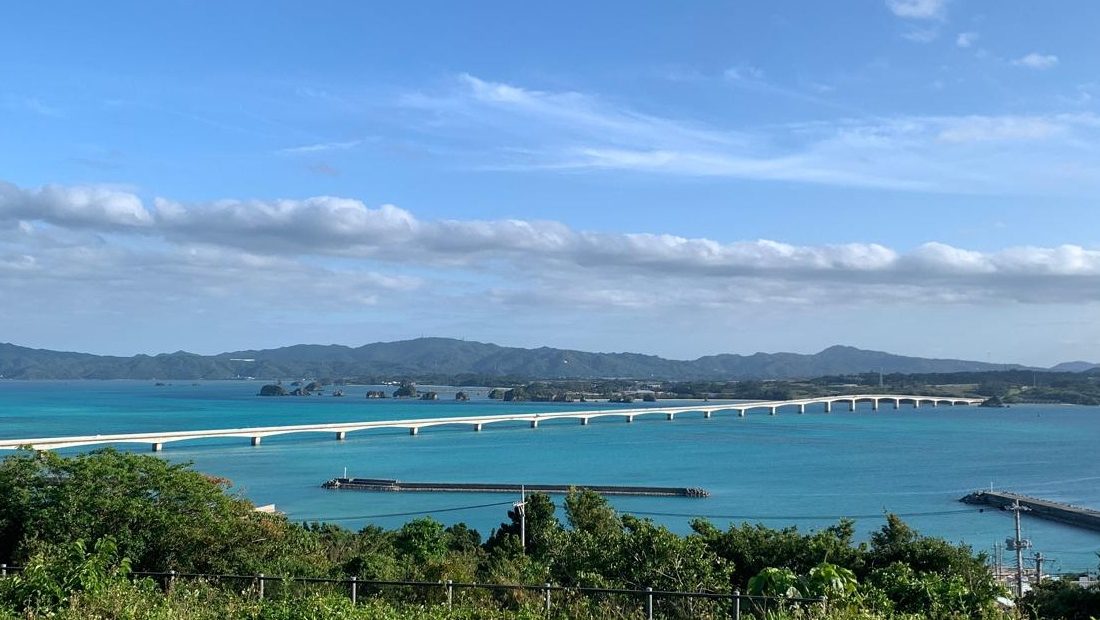 Bridge over the ocean in Japan – symbolizing the connection between Europe and Japan and the foundation of N&E Consulting.