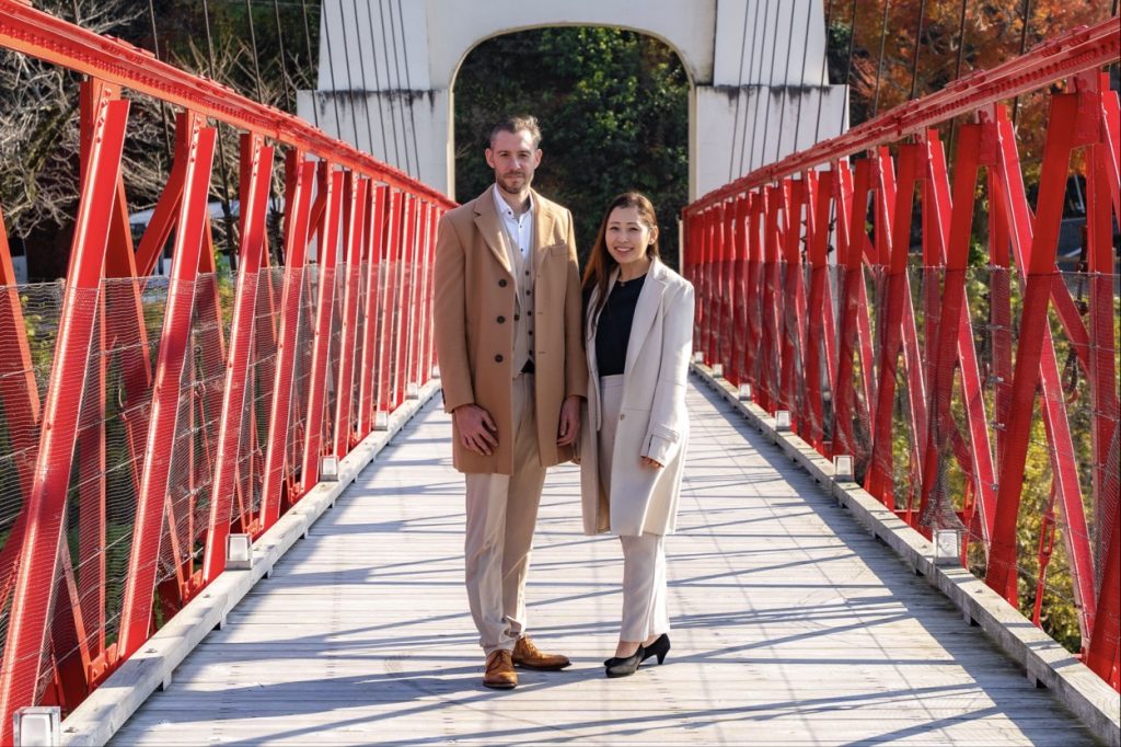 Erika und Norwin Sommerfeld auf einer roten Brücke in Japan – offizielles Teamfoto von N&E Consulting