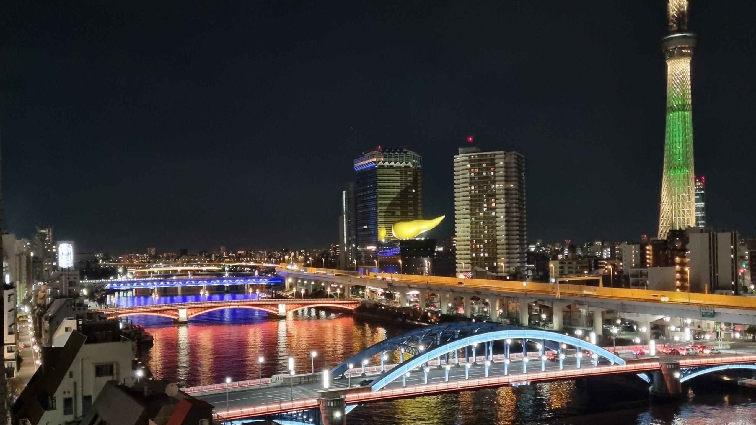 夜の東京スカイツリーと橋。日本での会社設立・登記を象徴するビジュアル。